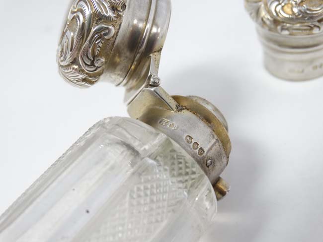 A Victorian double ended cut glass scent / perfume flask with silver ends hallmarked London 1890 - Image 2 of 6