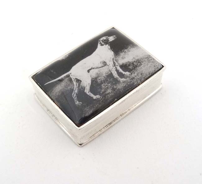 A .925 silver pill box with enamel monochrome image to top of a pointer dog. 21stC. - Image 3 of 4