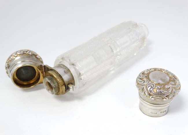 A Victorian double ended cut glass scent / perfume flask with silver ends hallmarked London 1890 - Image 5 of 6