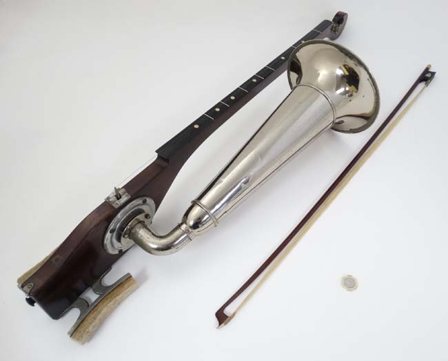 Musical Instruments : A mid-20thC ' Concert Model ' Phonofiddle by Stroviols , - Image 4 of 7