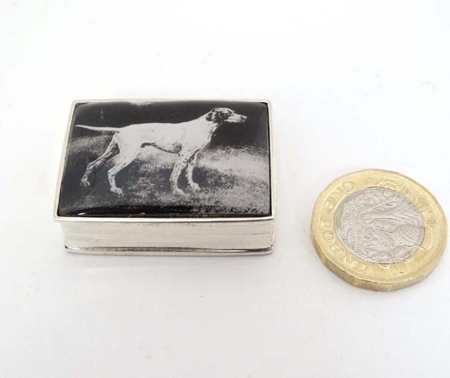 A .925 silver pill box with enamel monochrome image to top of a pointer dog. 21stC.