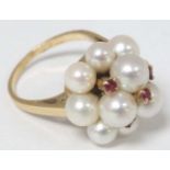 Peal & Ruby ring : A 'K18' gold ring set with pearl cluster and 4 rubies CONDITION:
