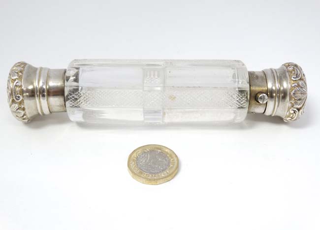 A Victorian double ended cut glass scent / perfume flask with silver ends hallmarked London 1890 - Image 4 of 6