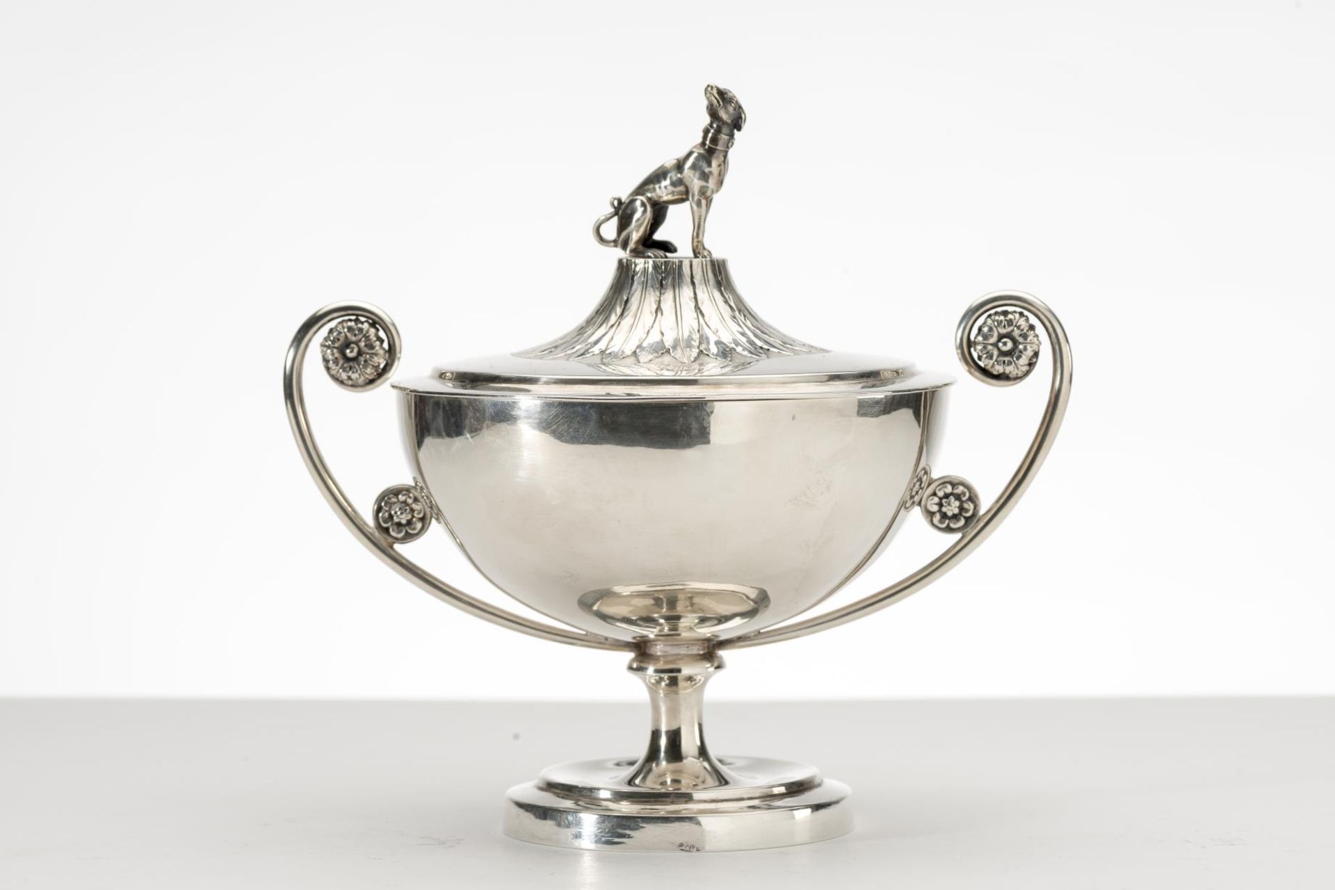 Coupe couverte en argent surmontée d'un lévrier.