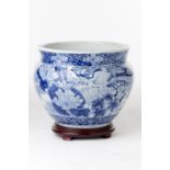 Cache-pot en porcelaine du Japon Arita à décor de fleurs en bleu et blanc.