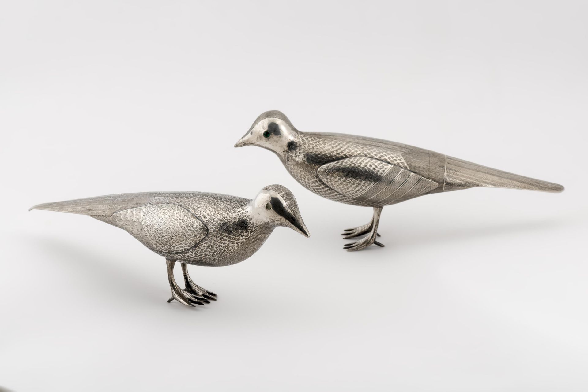 Deux sculptures d'oiseaux en argent persan avec des yeux couleur émeraude.