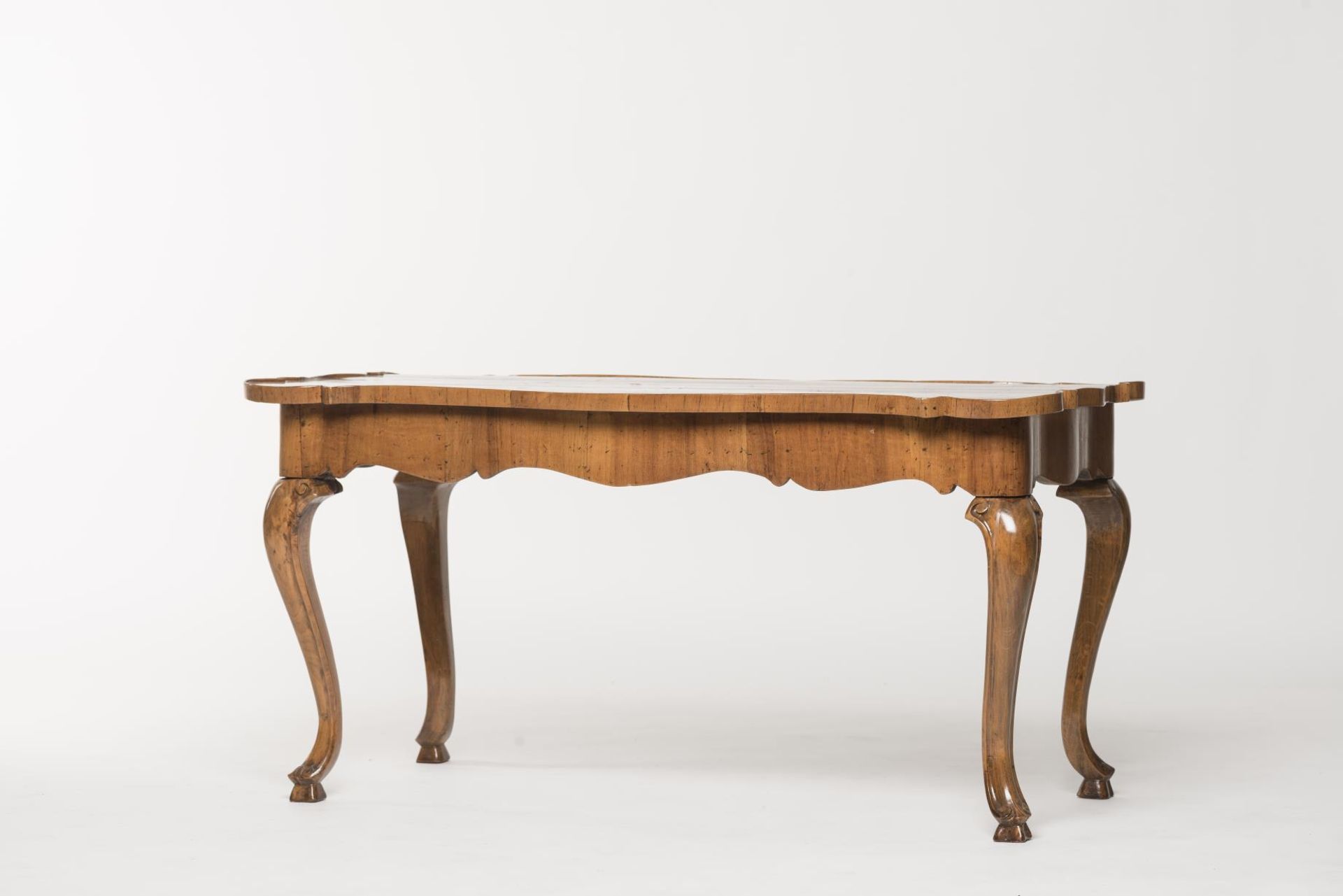 Table basse de salon de style Louis XV en loupe d'orme.