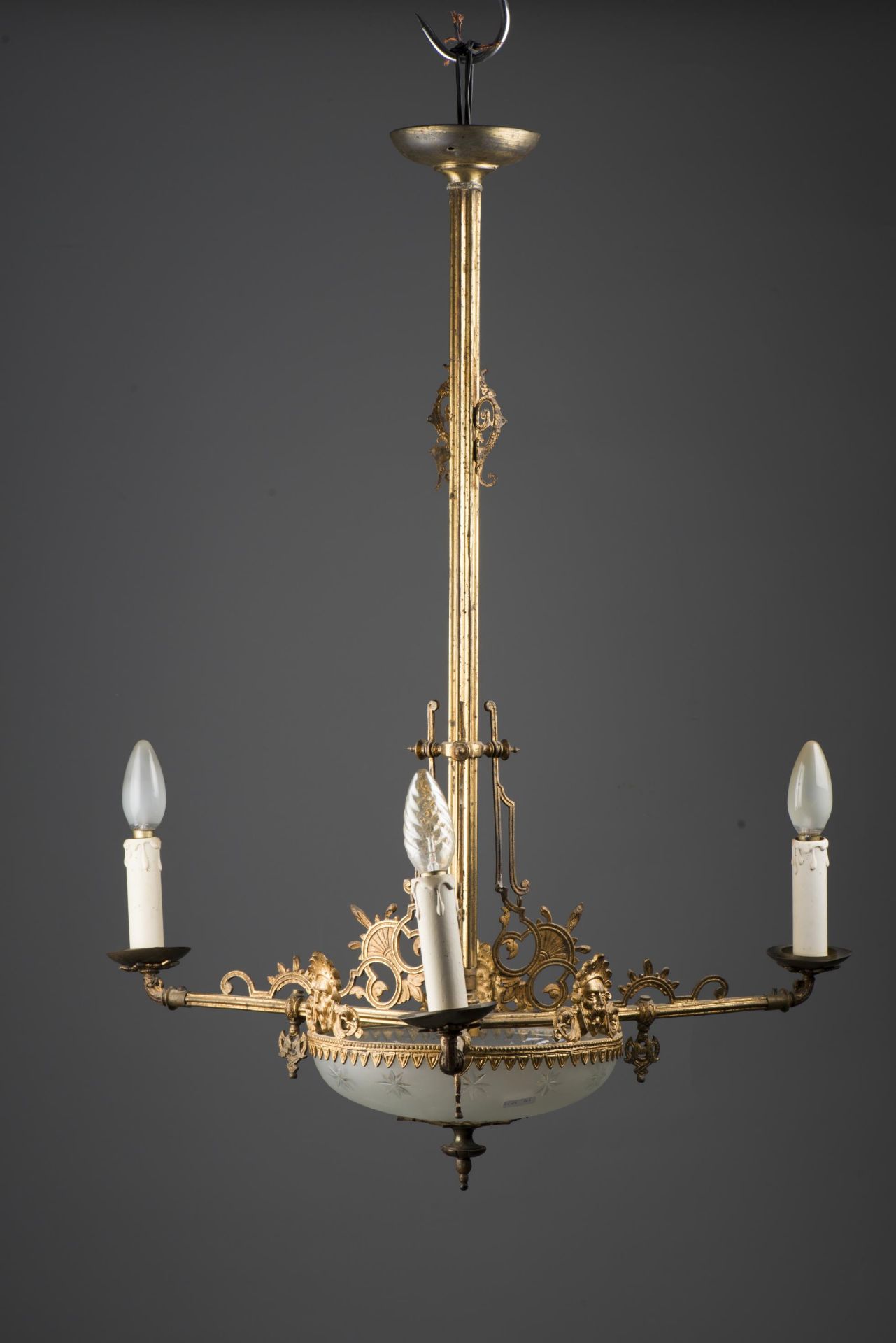 Lustre d'époque Napoléon III à 3 feux, coupelle centrale en verre mati.