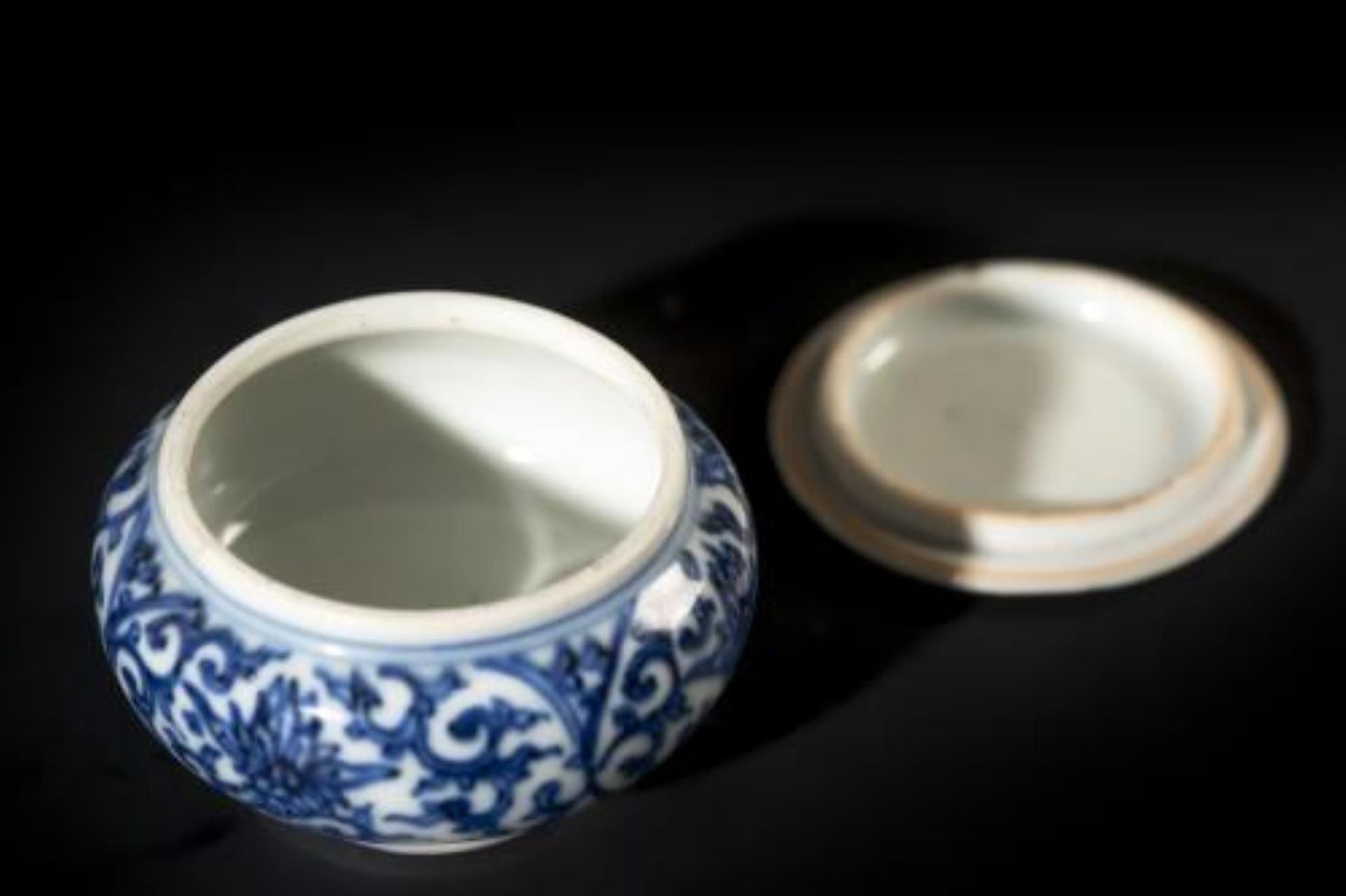 Boîte à encre de sceau, en porcelaine de Chine, à décor en B&B d'une frise de [...] - Bild 5 aus 6