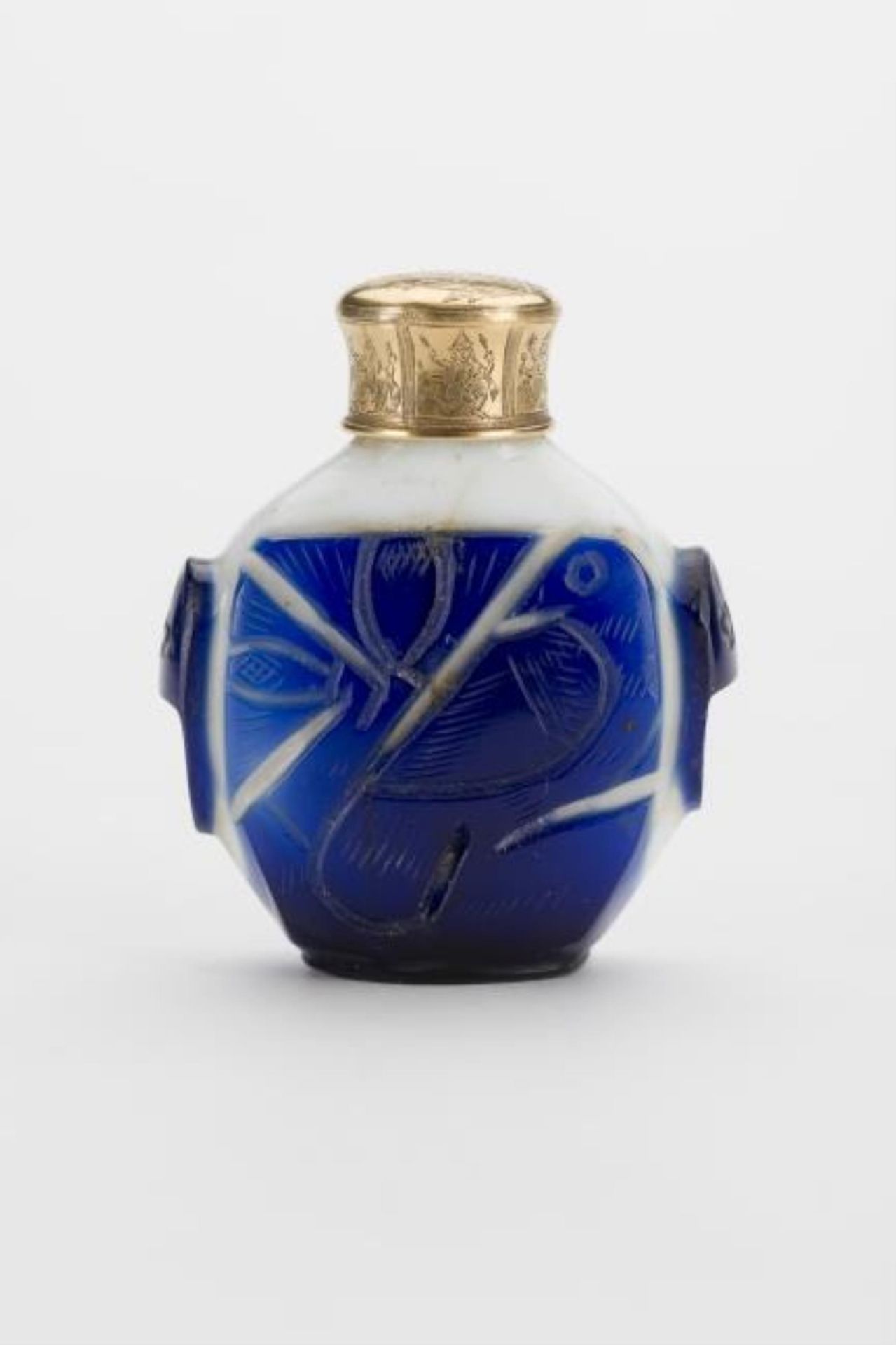 Tabatière chinoise en verre multicouche bleu et blanc à décor d'oiseau, anse en [...]