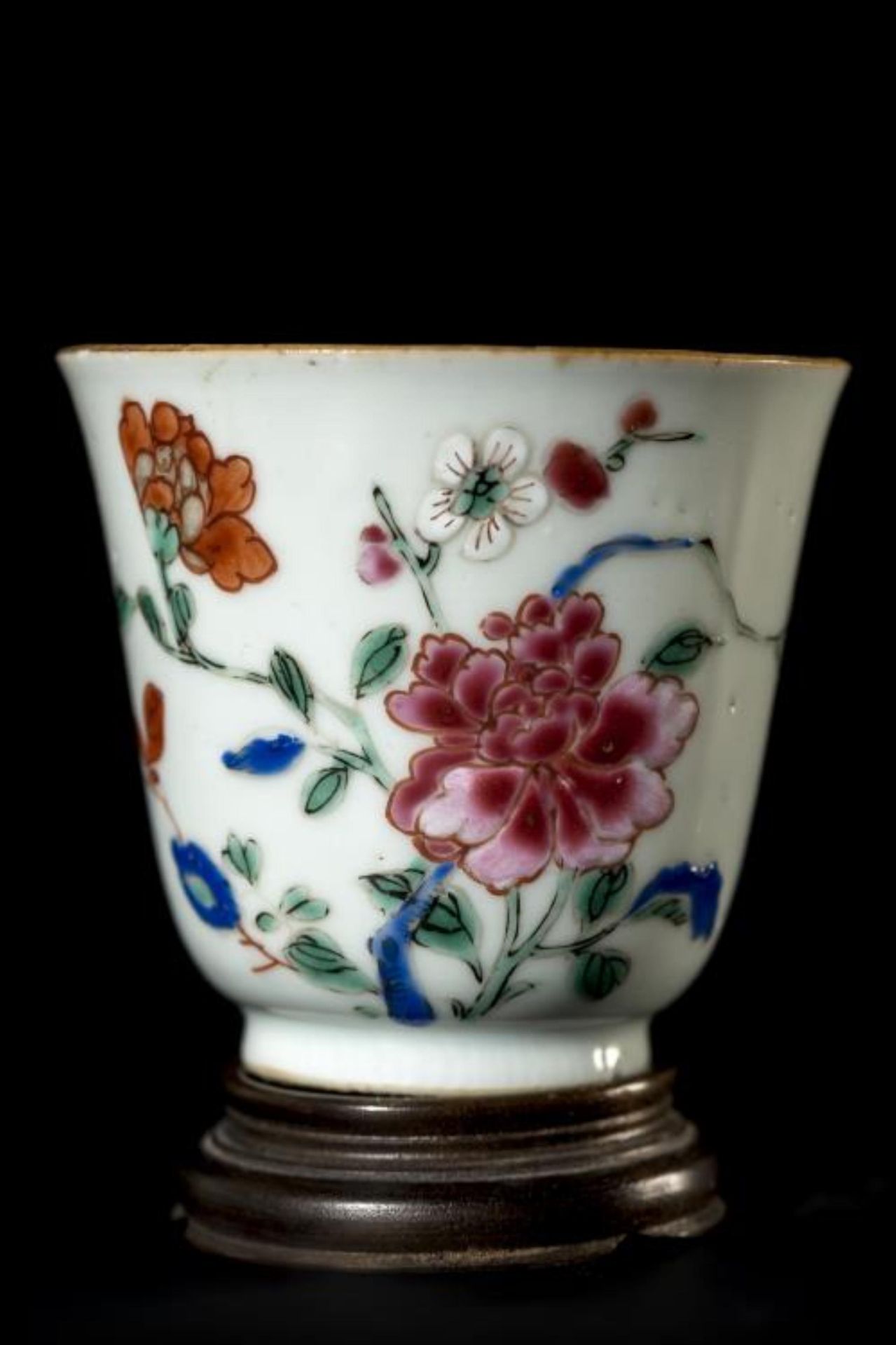 Vase rouleau et deux bols, en porcelaine de Chine de la Compagnie des Indes, à [...] - Bild 7 aus 14