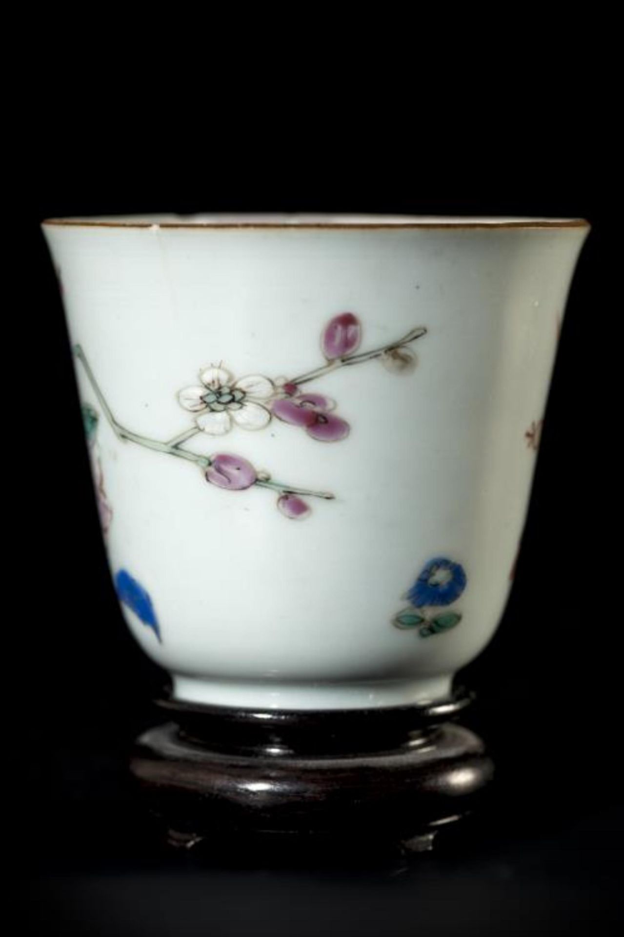 Vase rouleau et deux bols, en porcelaine de Chine de la Compagnie des Indes, à [...] - Bild 12 aus 14