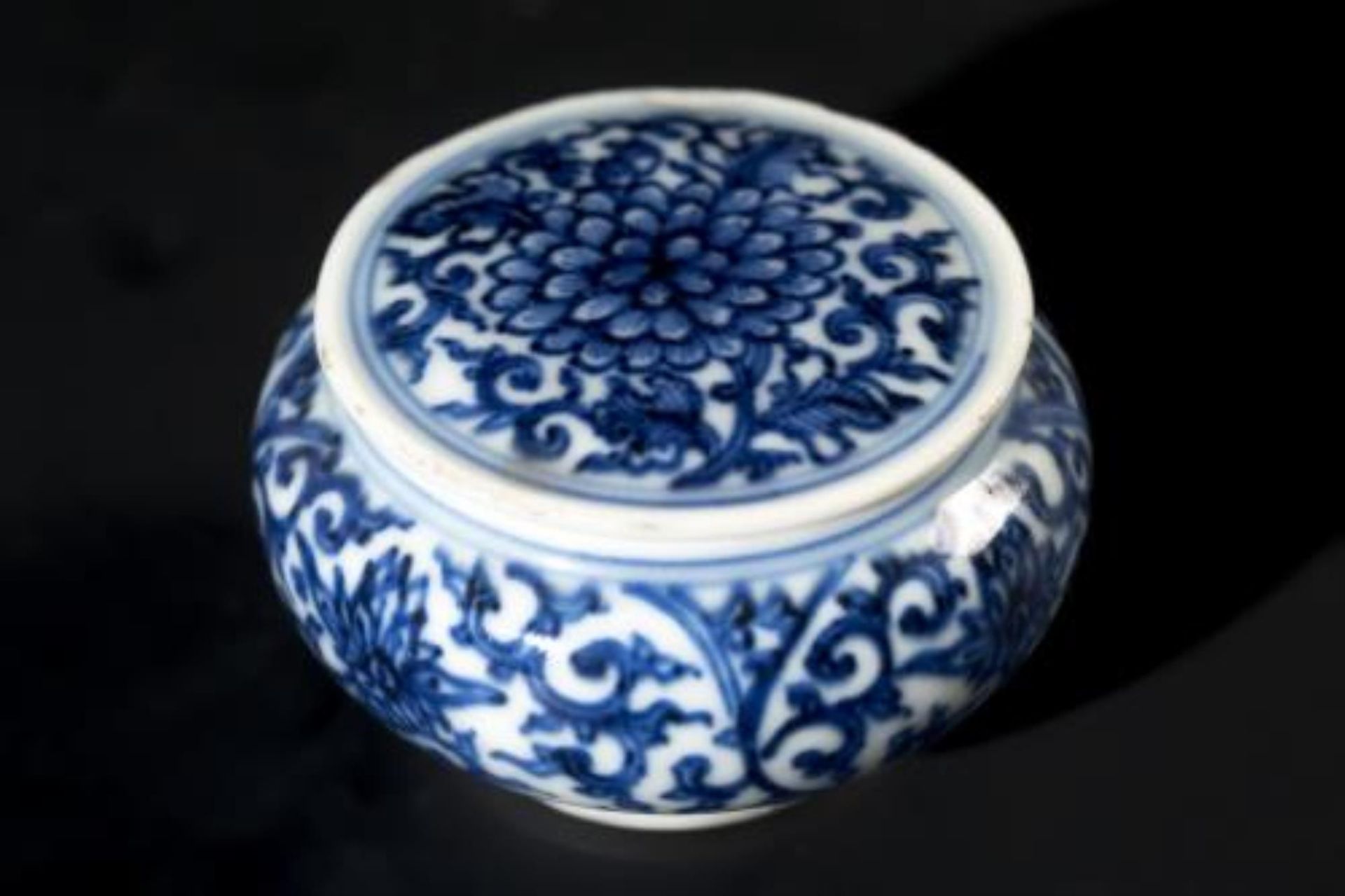 Boîte à encre de sceau, en porcelaine de Chine, à décor en B&B d'une frise de [...] - Bild 4 aus 6