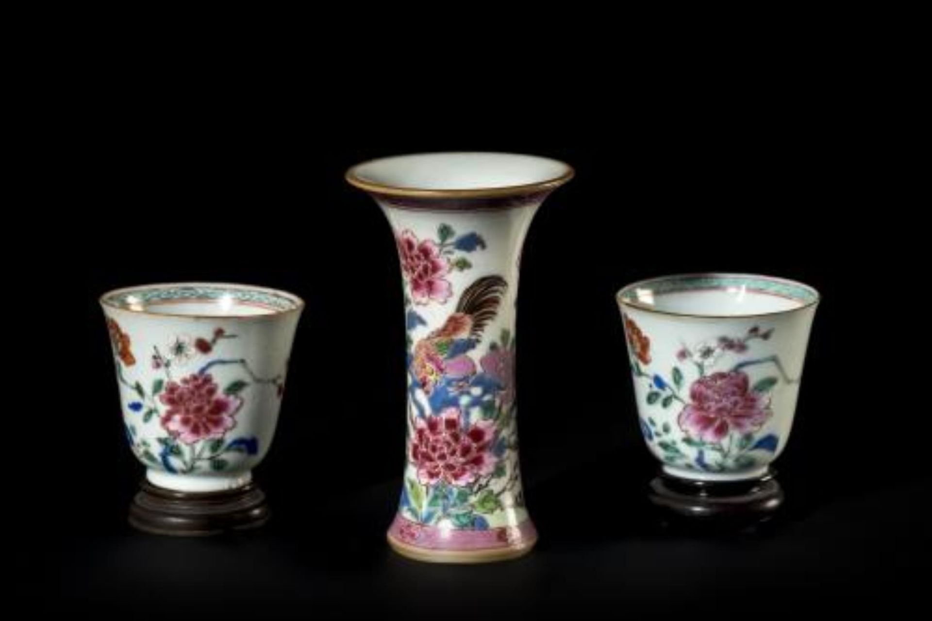 Vase rouleau et deux bols, en porcelaine de Chine de la Compagnie des Indes, à [...]