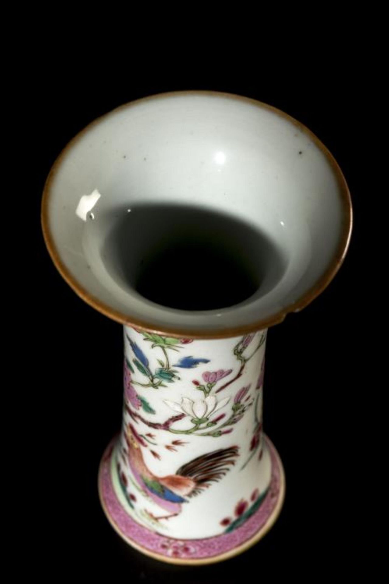 Vase rouleau et deux bols, en porcelaine de Chine de la Compagnie des Indes, à [...] - Bild 5 aus 14