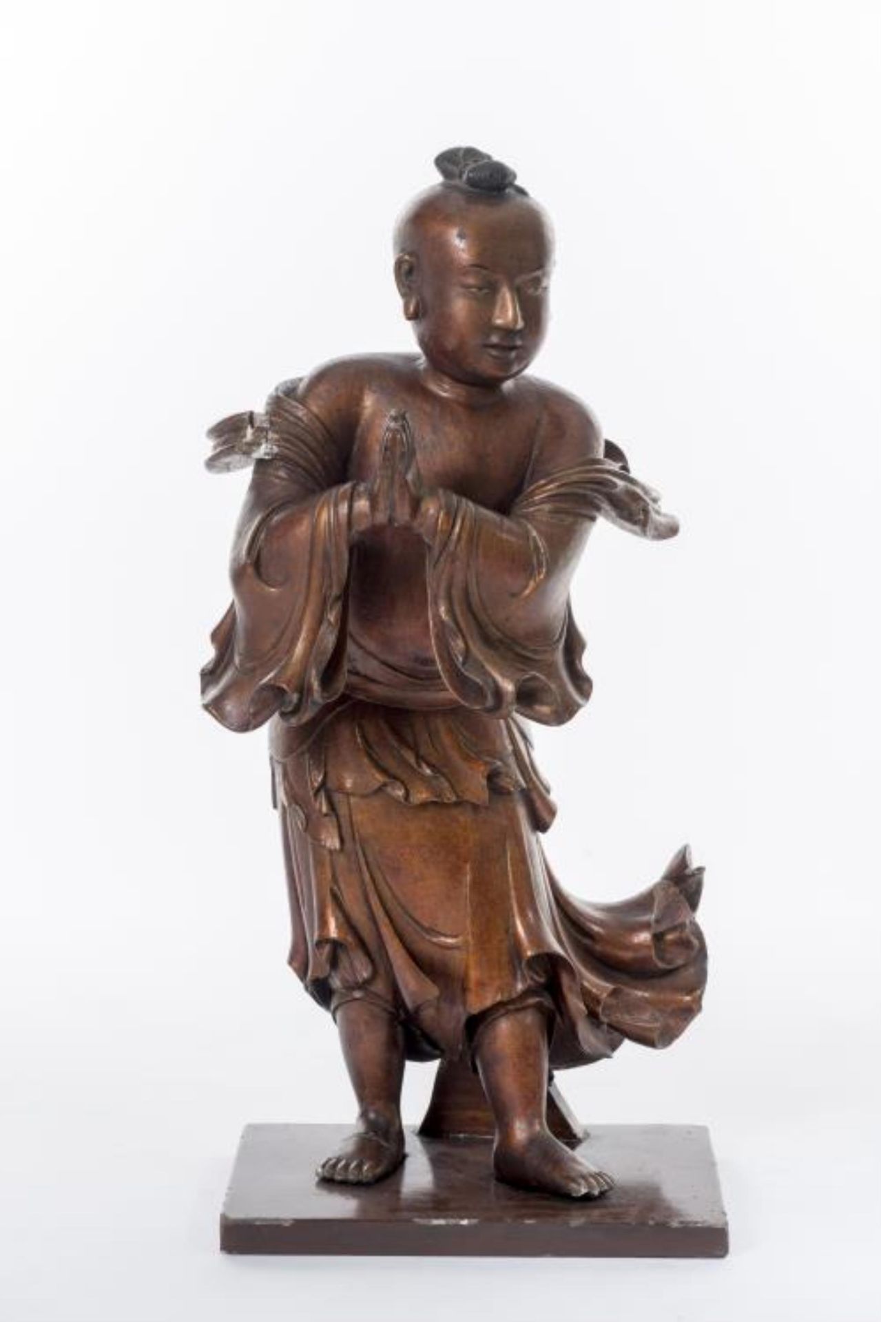 Statuaire religieuse en bois doré de Chine représentant un orant ou un jeune moine [...]