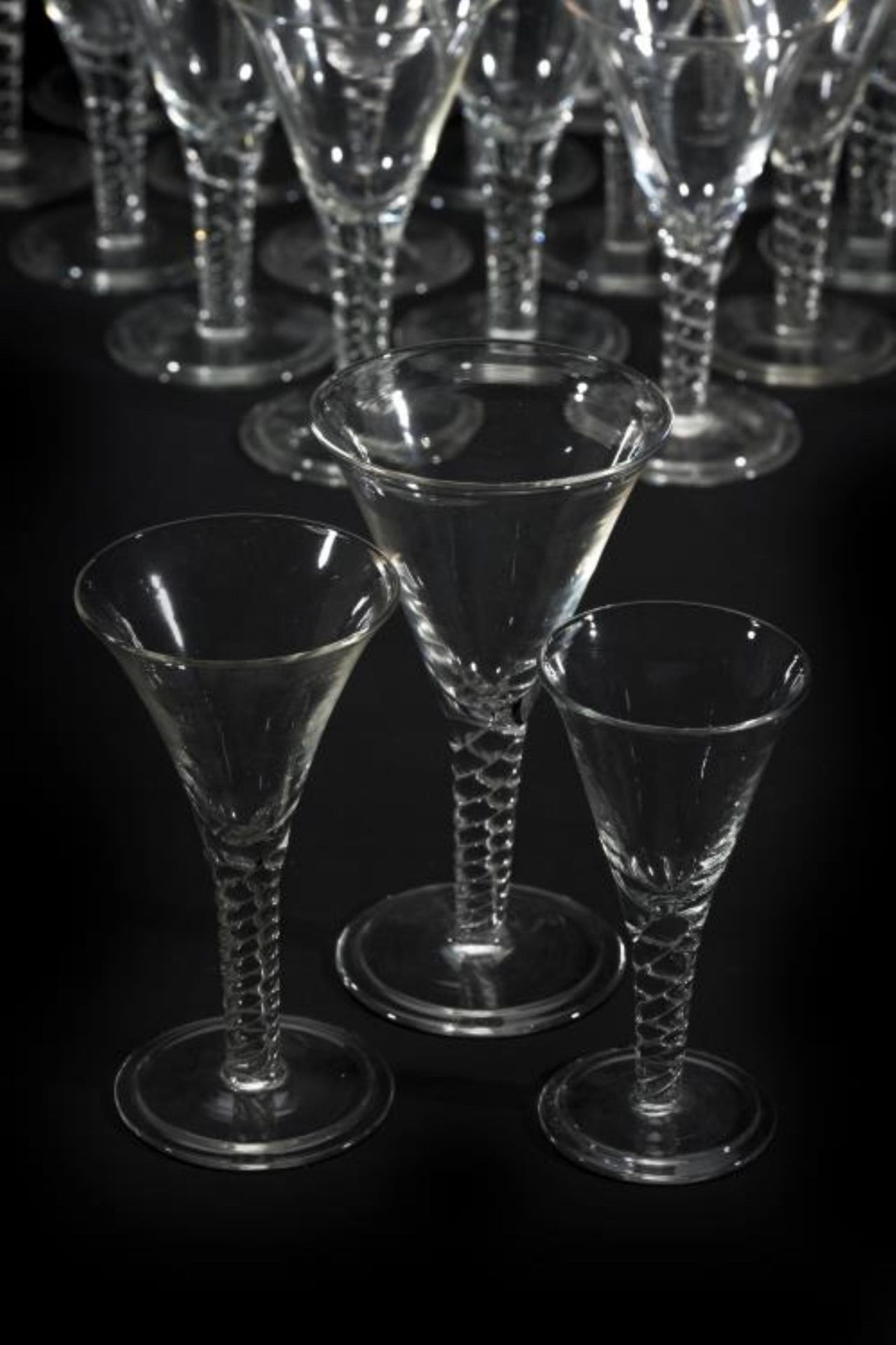 Service de verre à pied torsadé et corps évasé comprenant : 19 verres à vin [...] - Bild 2 aus 5