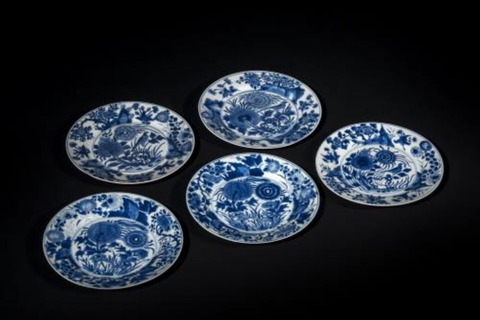 5 assiettes en porcelaine de Chine à décor central en B&B de fleurs et oiseaux [...]