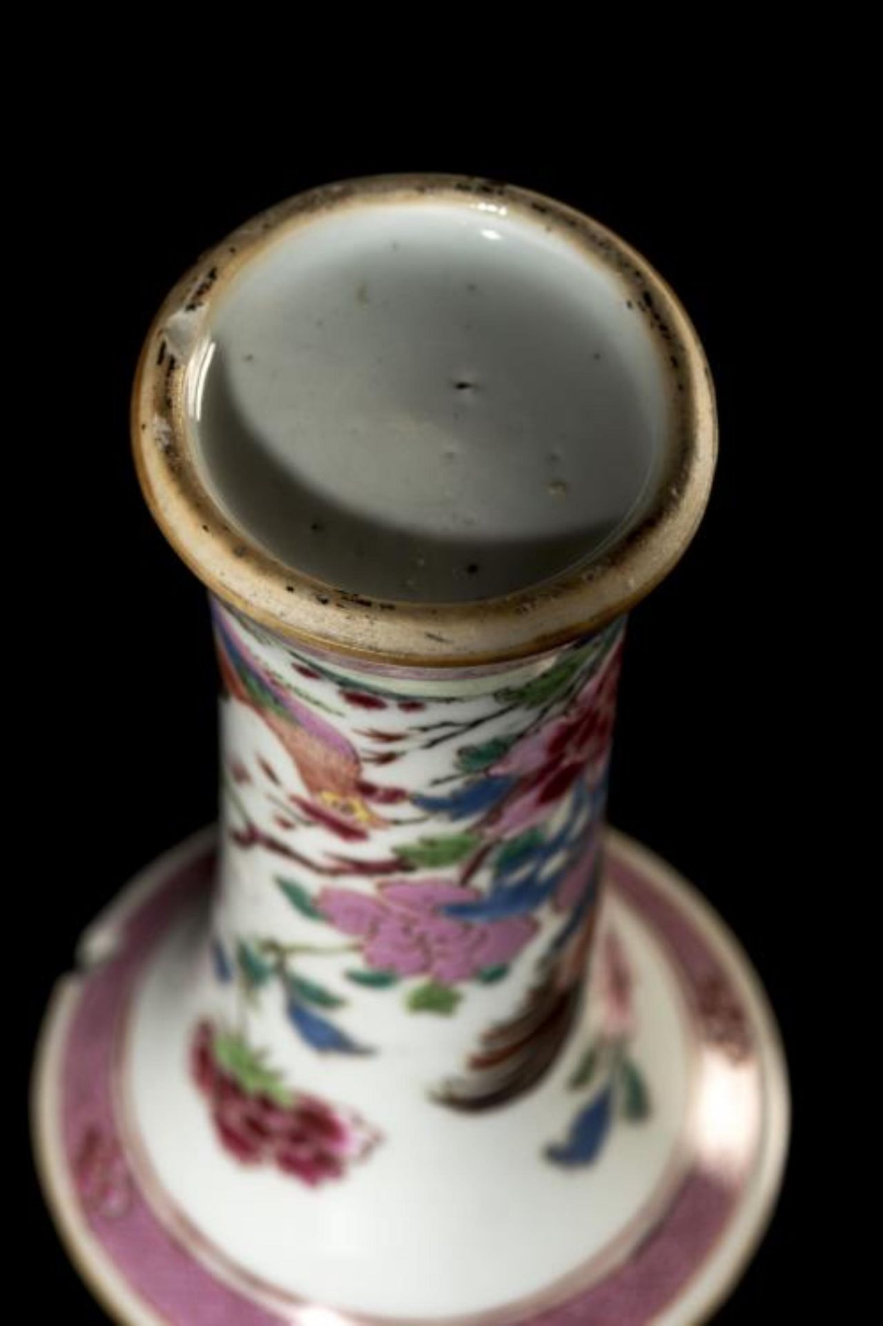 Vase rouleau et deux bols, en porcelaine de Chine de la Compagnie des Indes, à [...] - Bild 6 aus 14