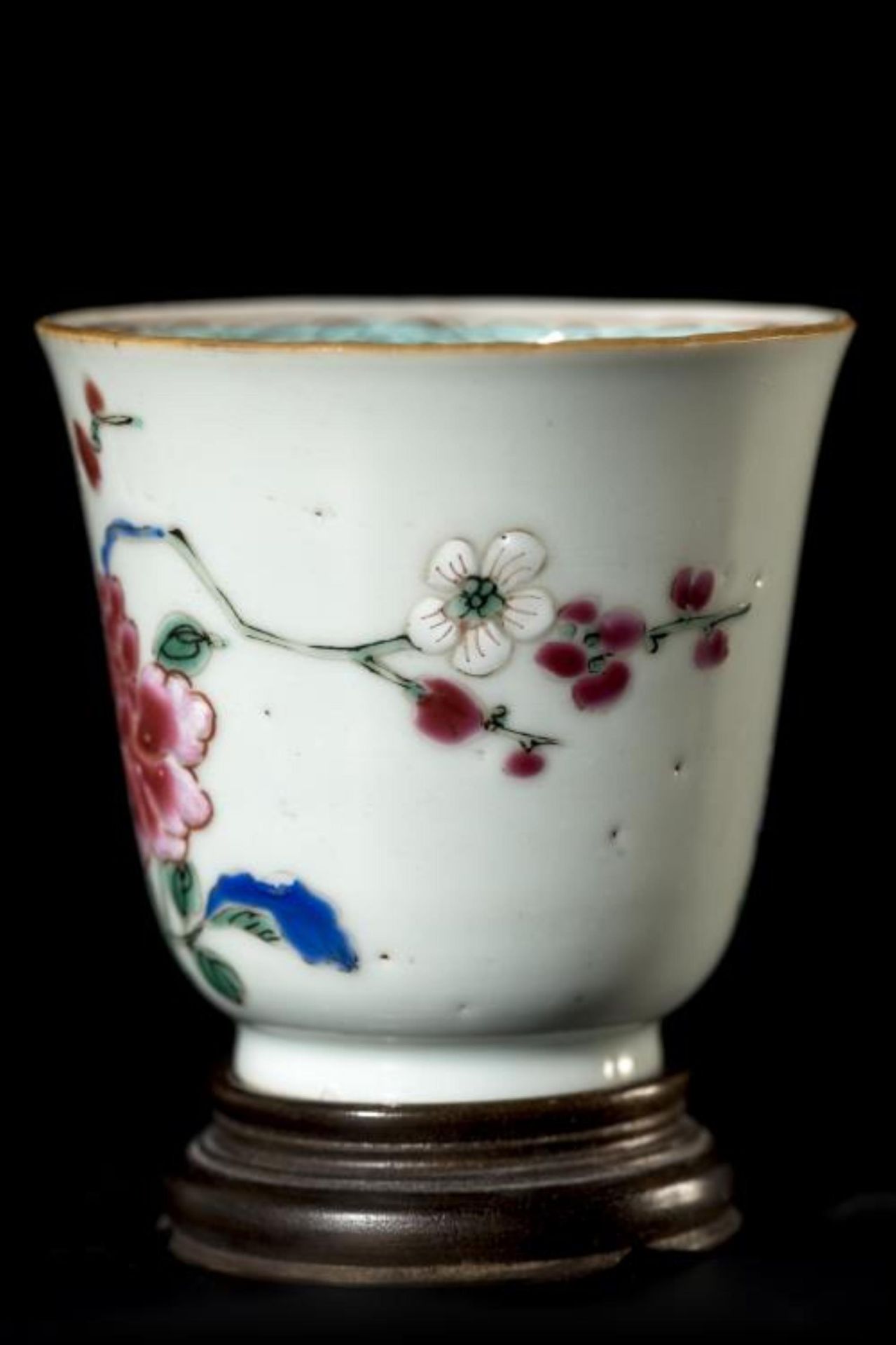 Vase rouleau et deux bols, en porcelaine de Chine de la Compagnie des Indes, à [...] - Bild 8 aus 14