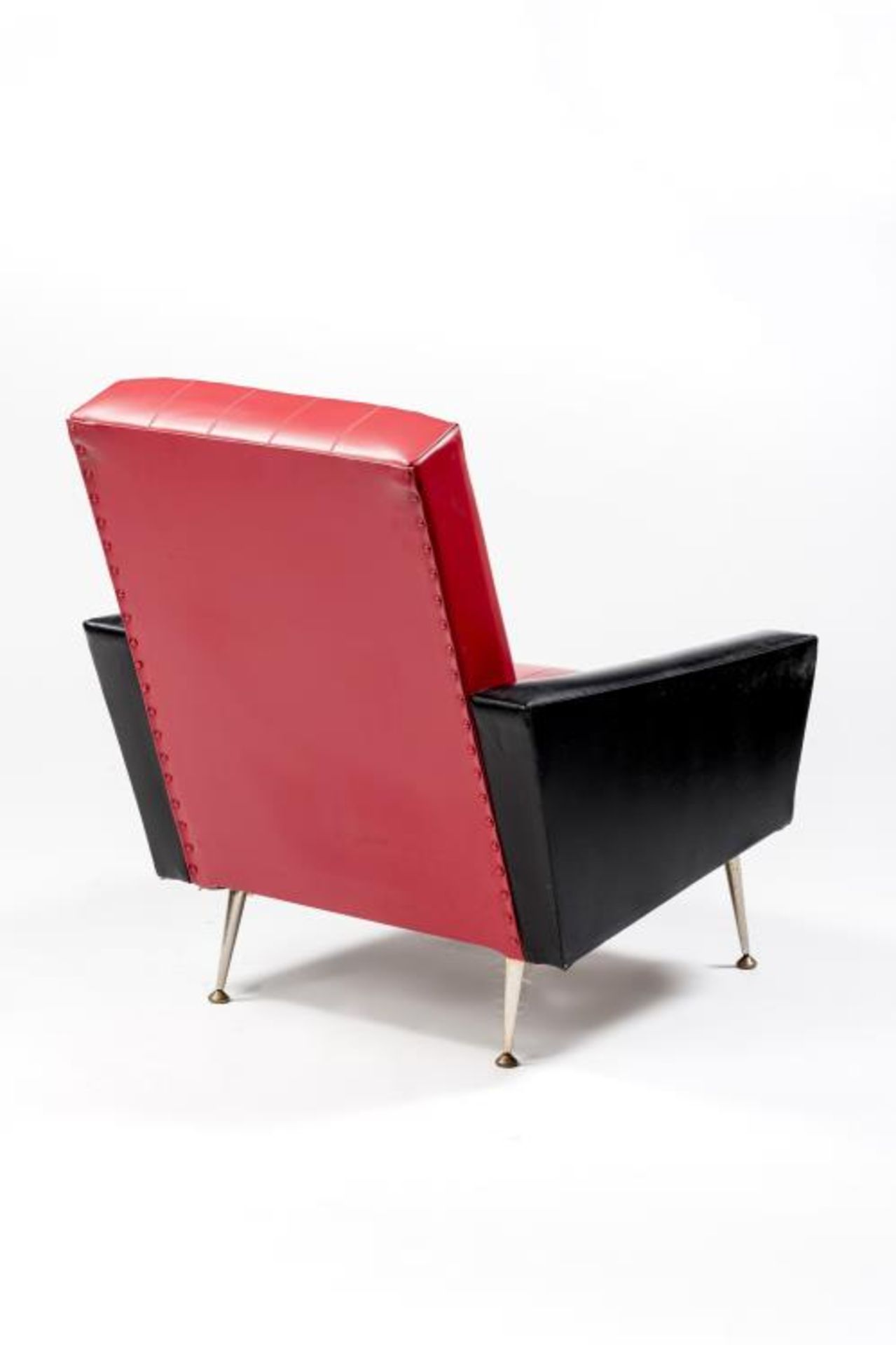 Fauteuil "Rockabilly" en skaï rouge et noir et piétements laiton, circa 1950. H. [...] - Bild 2 aus 3