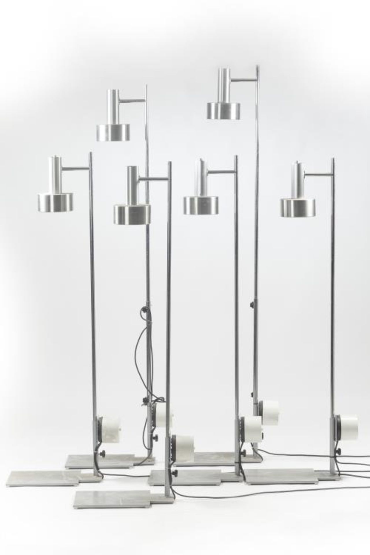 Otto Kubli, six lampadaires vers 1960-1969. Piètement rectangulaire en métal, tube [...]