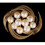 *Brooch. A yellow metal brooch, set with ten large pearls, 4.5 cm wide (1)