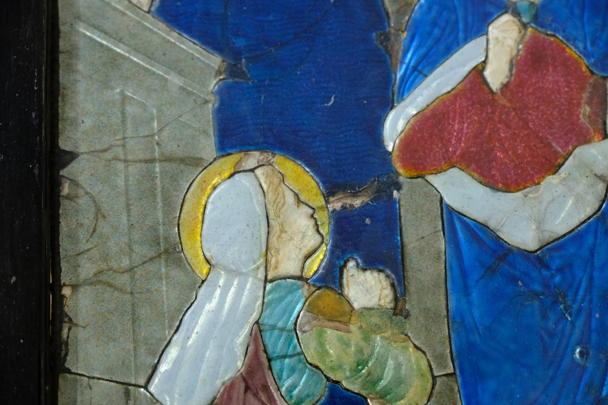 *Arts & Crafts. Noli Me Tangere, circa 1880-1900, glazed enamel mosaic plaque, depicting Mary - Image 4 of 6