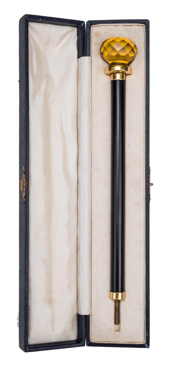 *Walking Stick. A walking cane handle, by Ben Cox London, 32 cm long, in original leather box