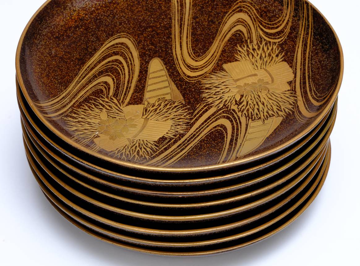 *Mixed Oriental. A set of eight Japanese lacquered dishes, each finely decorated with baskets of - Image 2 of 8