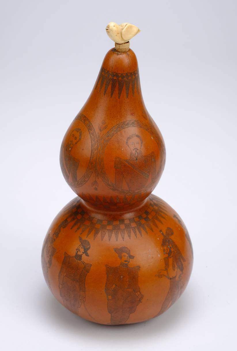 *Gourd. A 19th century French double gourd with scrimshaw decoration, the top section with portraits - Image 2 of 2