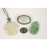 A GROUP OF FOUR CHINESE JADE/JADEITE JEWELLERY ITEMS comprising a flower basket pendant, a peach