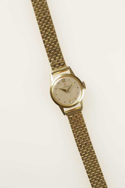 OMEGA: A LADIES 18CT YELLOW GOLD WRISTWATCH