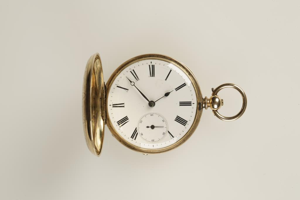 A GENTLEMAN'S 14K YELLOW GOLD HUNTING CASED POCKET WATCH