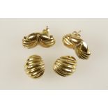 A PAIR OF VINTAGE 18CT YELLOW GOLD EARRINGS