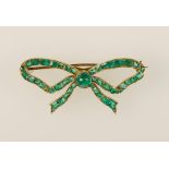 AN EDWARDIAN EMERALD BOW BROOCH