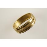 A 15CT YELLOW GOLD BANGLE