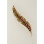 AN 18CT YELLOW GOLD BROOCH