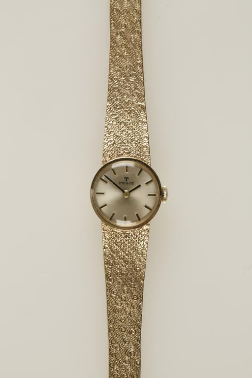 TISSOT: A LADIES 9CT YELLOW GOLD WRISTWATCH