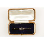 A 9CT YELLOW GOLD BAR BROOCH