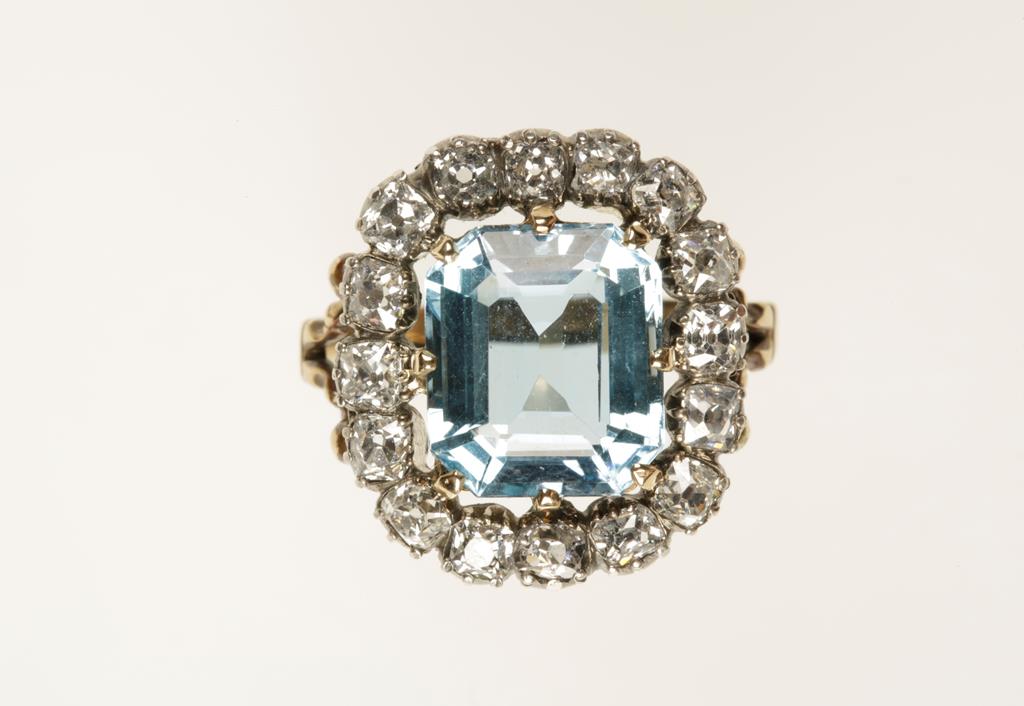 AN AQUAMARINE & DIAMOND DRESS RING