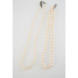 A GRADUATED CULTURED PEARL NECKLACE