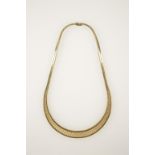 AN 18CT YELLOW GOLD CHOKER NECKLACE