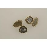 A PAIR OF GENTLEMANS GOLD AND PLATINUM CUFFLINKS