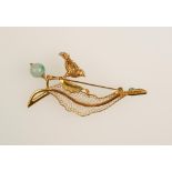 A YELLOW GOLD AND JADEITE BROOCH