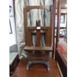 AN EARLY 20TH CENTURY WALNUT ADJUSTABLE EASEL of small proportions with brass fittings, 29" high (