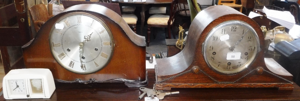 A 1920'S OAK CASED MANTEL CLOCK, a 1950's walnut mantel clock and a cream Bakelite cased bedside