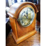 AN EDWARDIAN OAK CASED MANTEL CLOCK with brass dial (without pendulum or key)