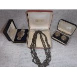 A WHITE METAL MUFF CHAIN, two silver Sovereign cases and a white metal money clip (a lot)