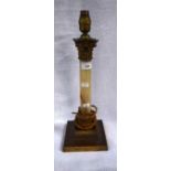 AN EARLY 20TH CENTURY BRASS TABLE LAMP with Corinthian capital above an onyx column